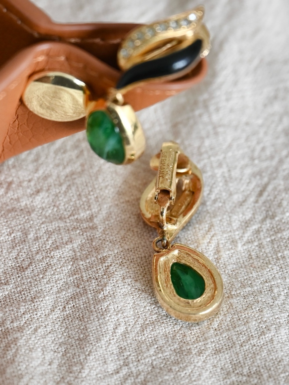 Authentic Vintage Dior Teardrop Green Swirly Glass Dangle Gold Clip-On Earrings - Picture 5 of 5